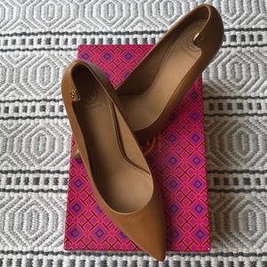 elizabeth pointy toe pump